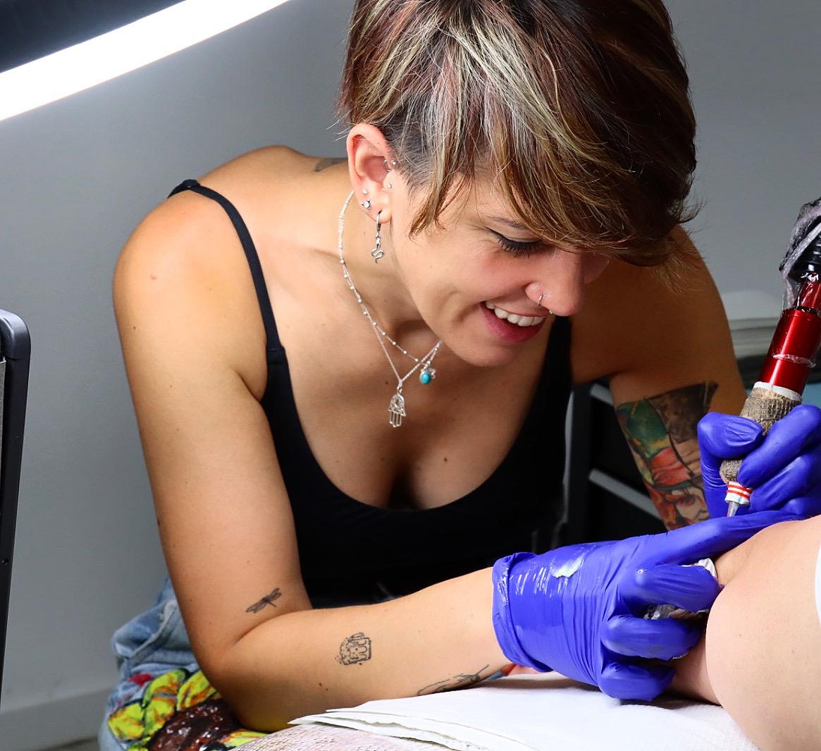 Rocío tatuando en el estudio