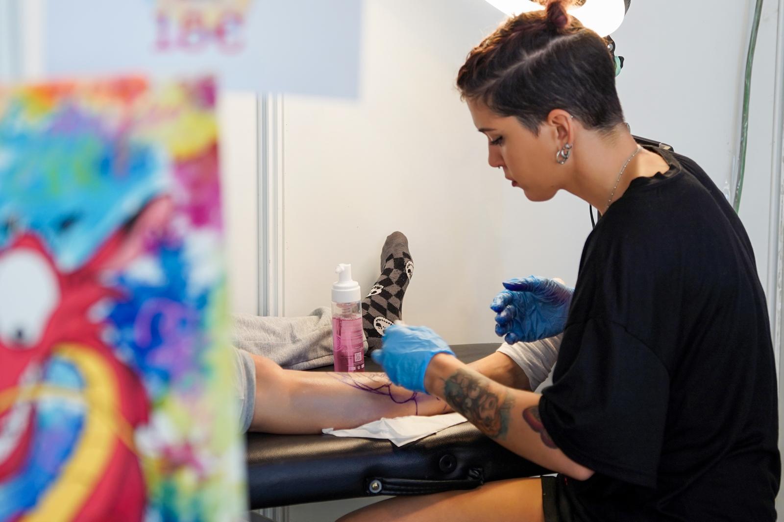 Rocío tatuando en su estudio