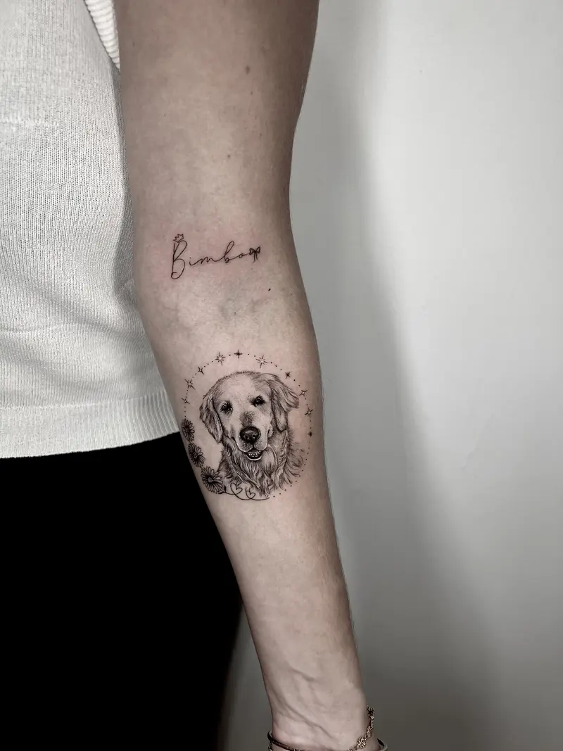 Retrato de perro con lettering superior, estilo blackwork.