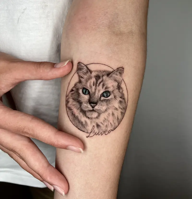 Retrato realista de gato con nombre debajo, tinta negra.