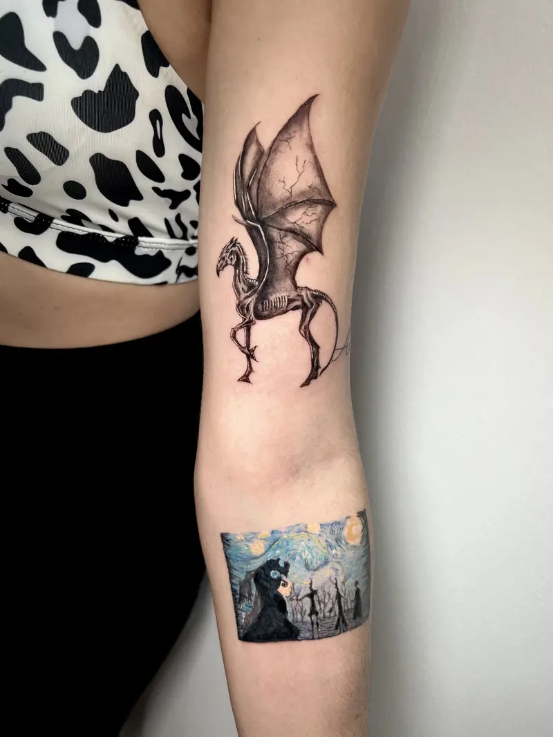 Murciélago en vuelo con alas extendidas, estilo ilustración.