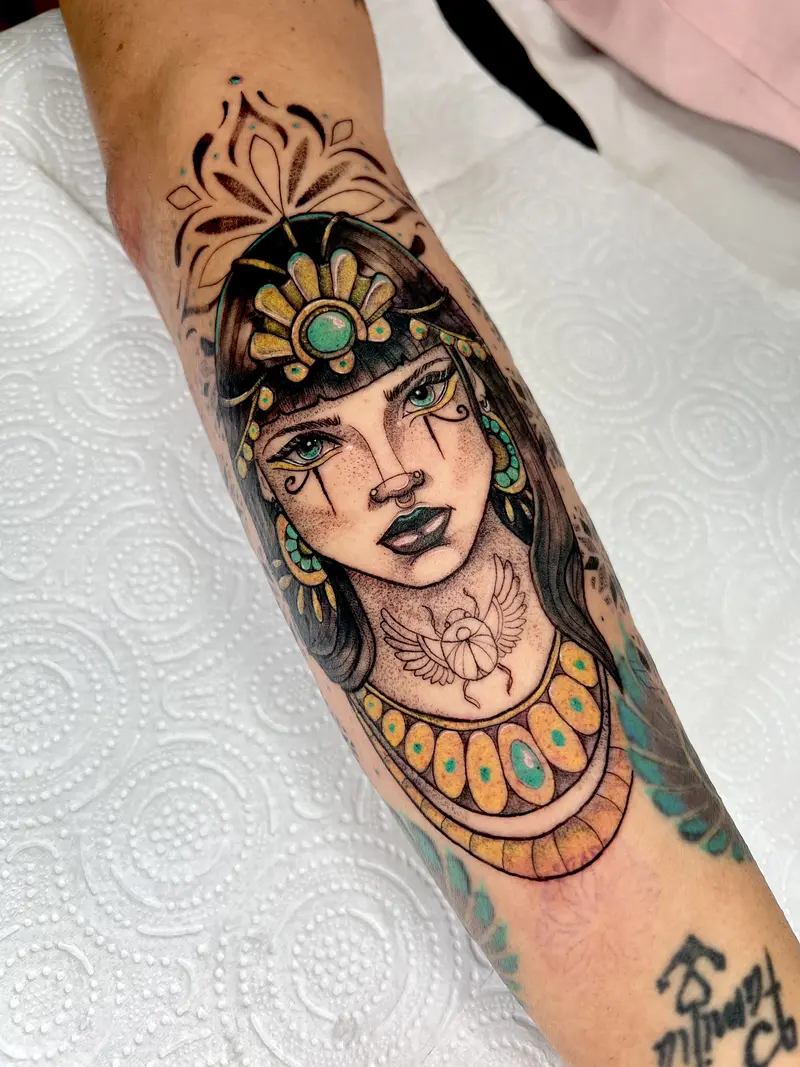 Retrato femenino estilo egipcio con tocado y joyería ornamental, detalles turquesa y sombreado puntillista.