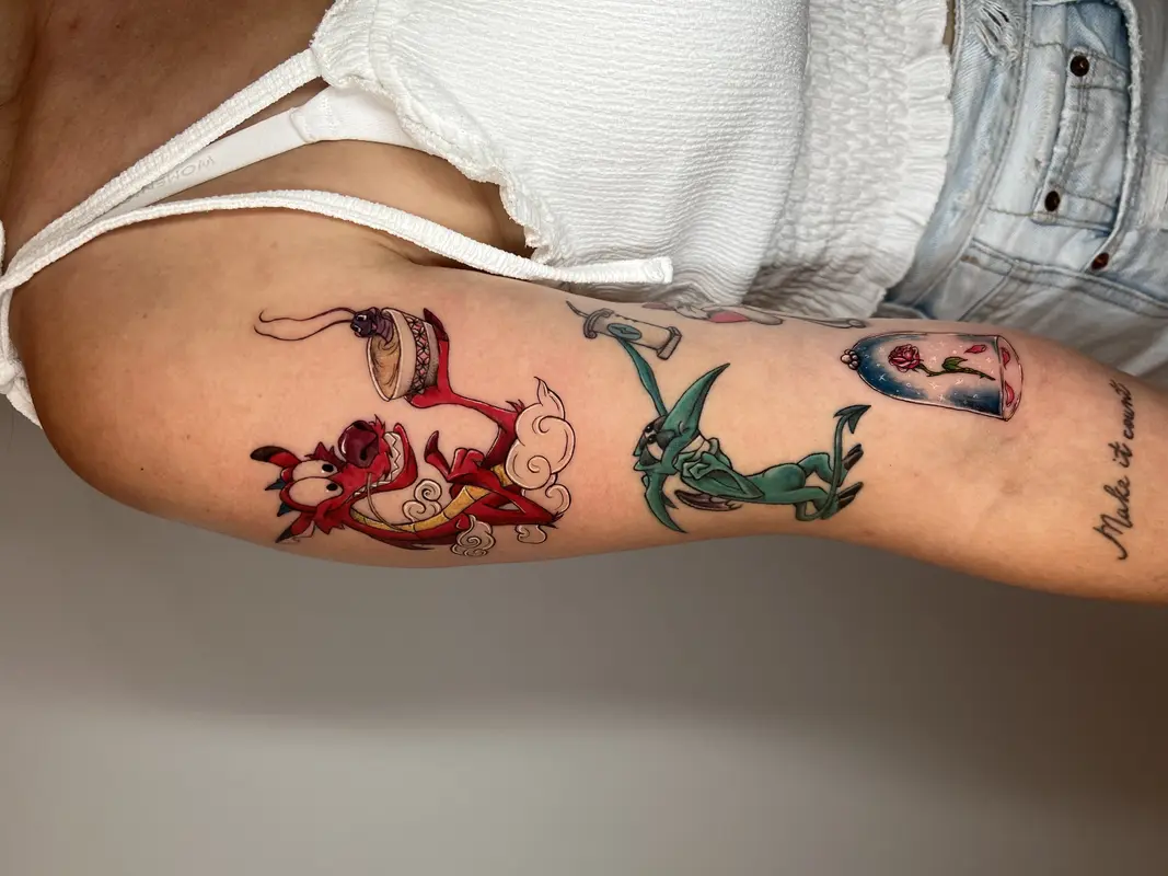 Composición a color con personajes tipo dragón estilo animación y una rosa bajo campana de cristal.