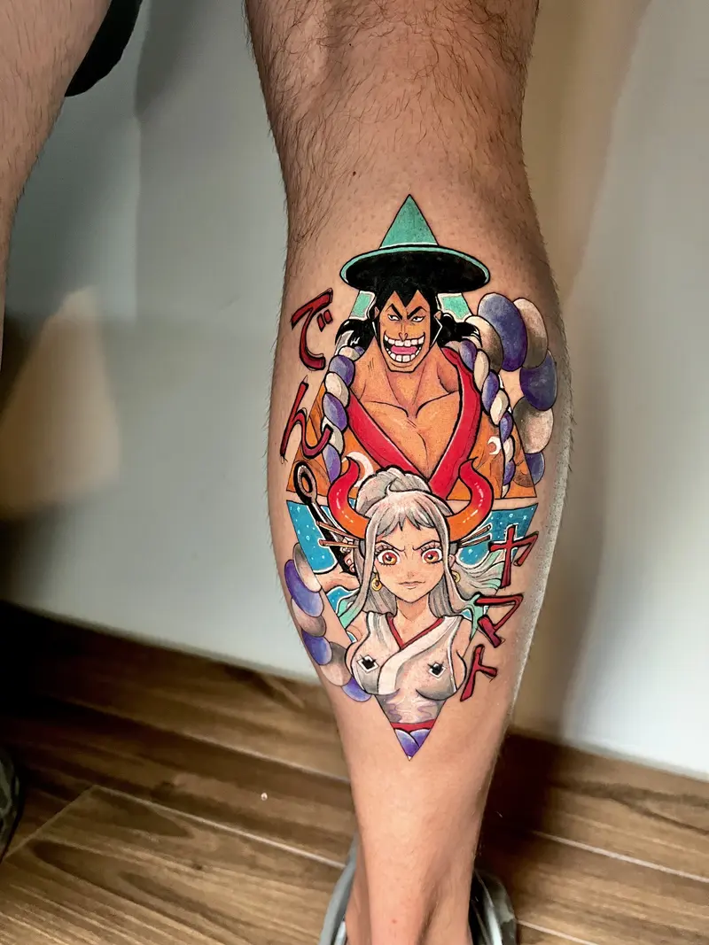 Tatuaje a color estilo anime con dos personajes y tipografía japonesa, composición geométrica dinámica.
