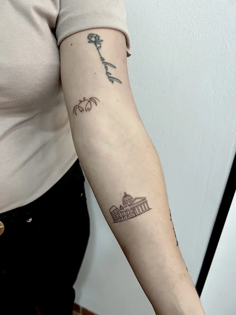 Conjunto de mini tatuajes minimalistas: rosa con palabra en cursiva, pequeño motivo botánico y silueta arquitectónica.