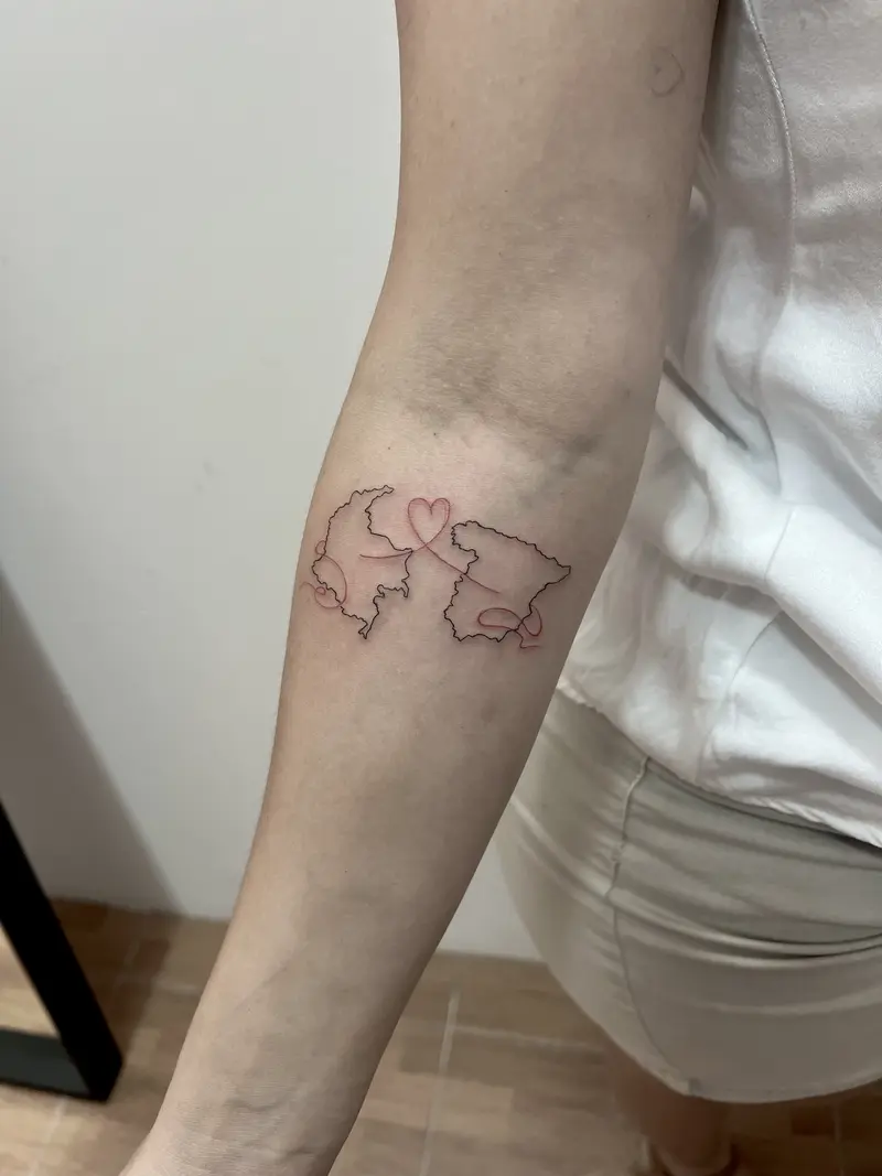 Dos siluetas tipo mapa unidas por una línea que forma un corazón, detalle minimalista a color suave.