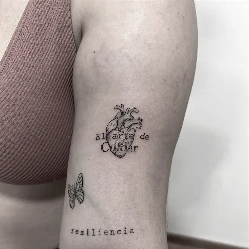 Lettering con mensaje en español junto a un corazón anatómico, acompañado de mariposa y palabra adicional en minúsculas.