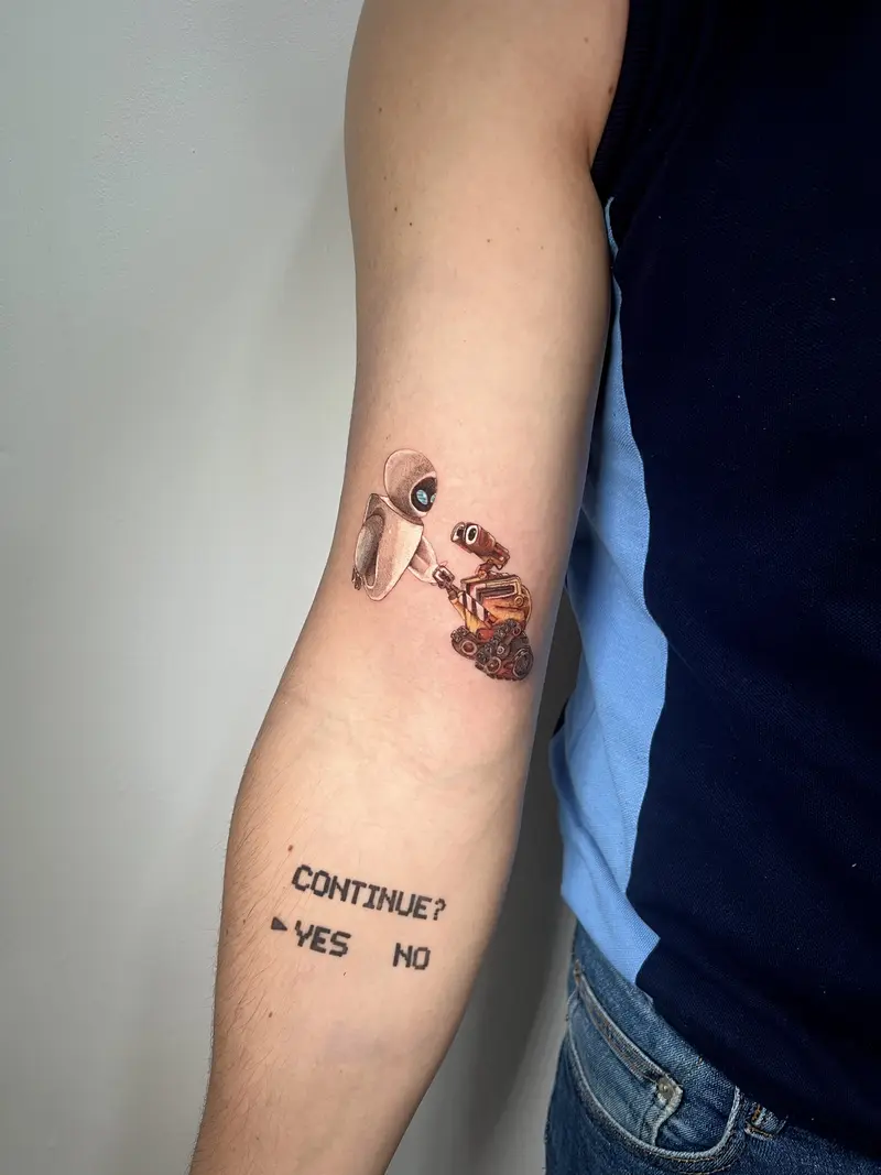 Tatuaje conceptual con una mano robótica y el texto 'Continue? Yes / No', inspirado en estética retro.