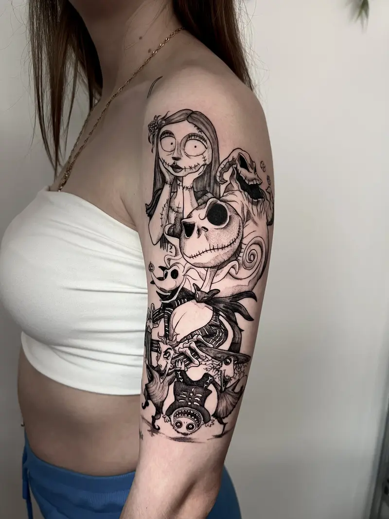 Composición ilustrativa en negro de personajes fantásticos y elementos surrealistas en el brazo.