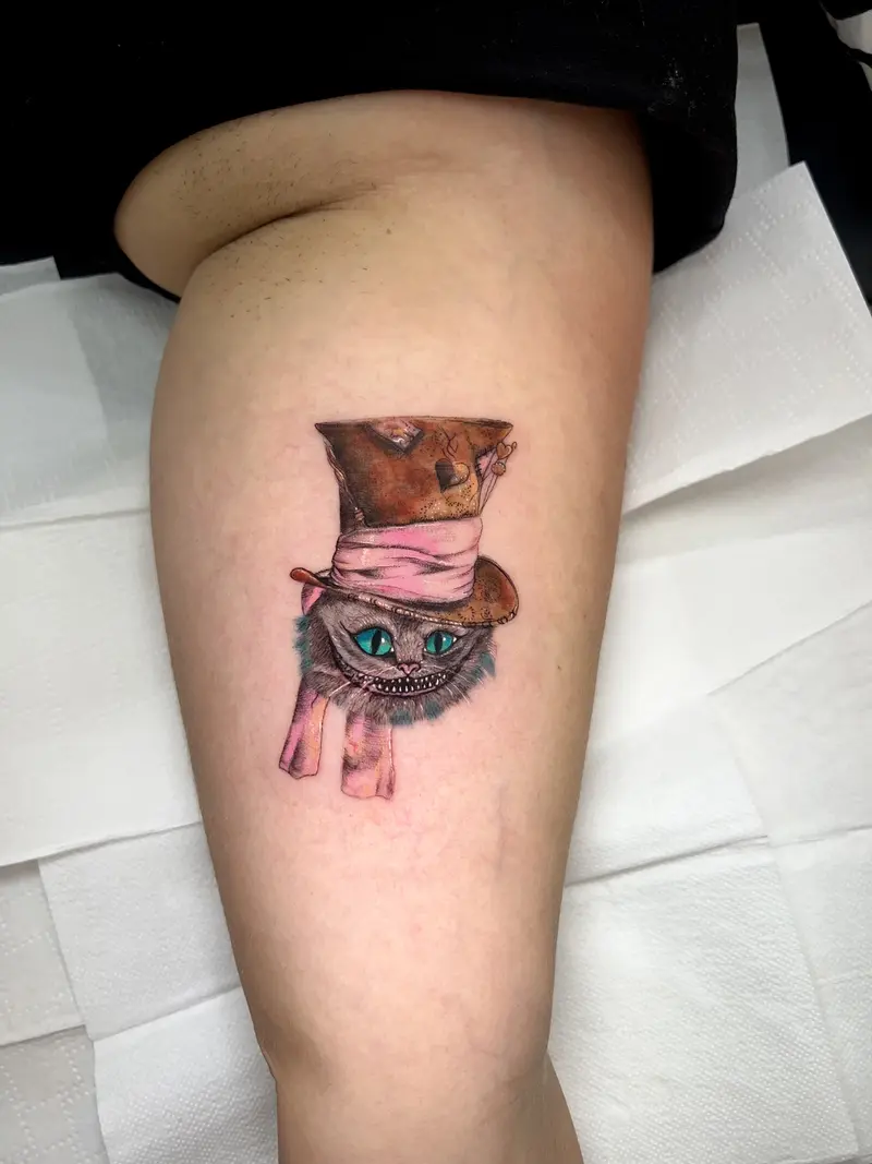 Ilustración a color del Gato de Cheshire con sombrero, inspirada en Alicia en el País de las Maravillas.